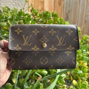 # 2 𝓛𝓞𝓤𝓘𝓢 𝓥𝓤𝓘𝓣𝓣𝓞𝓝 Porte Trésor Etui Papiers trifold 
Wallet